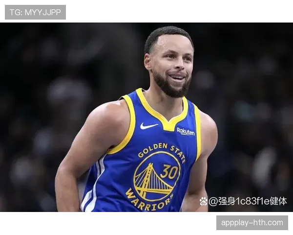 斯蒂芬·库里超越雷·阿伦，加冕历史三分王，赛后与父亲拥抱